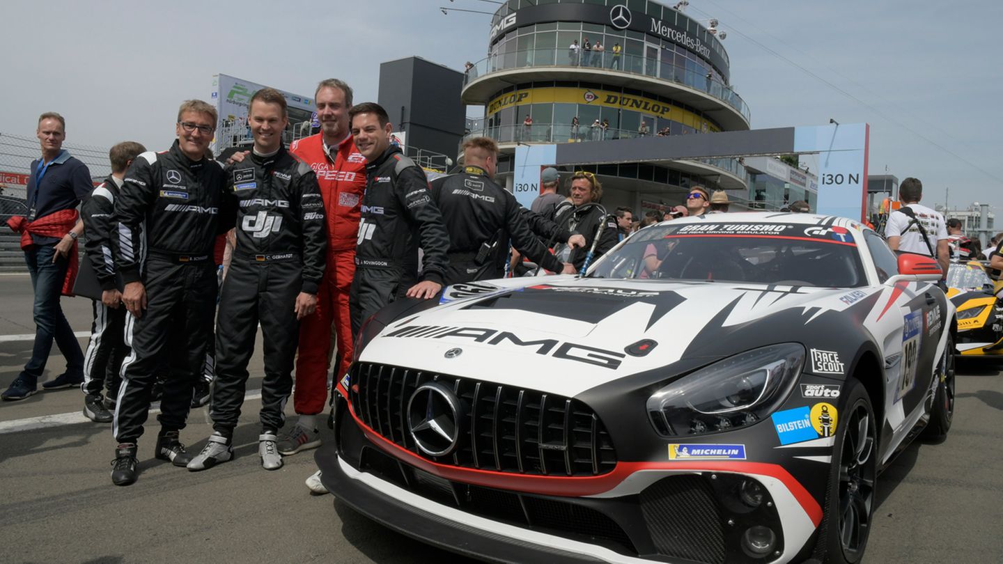 Rennteam Bovingdon: Gebhardt, Schneider und Simon mit dem Mercedes AMG GT4  in der Startaufstellung.