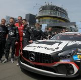 Rennteam Bovingdon: Gebhardt, Schneider und Simon mit dem Mercedes AMG GT4  in der Startaufstellung.