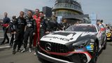 Rennteam Bovingdon: Gebhardt, Schneider und Simon mit dem Mercedes AMG GT4  in der Startaufstellung.