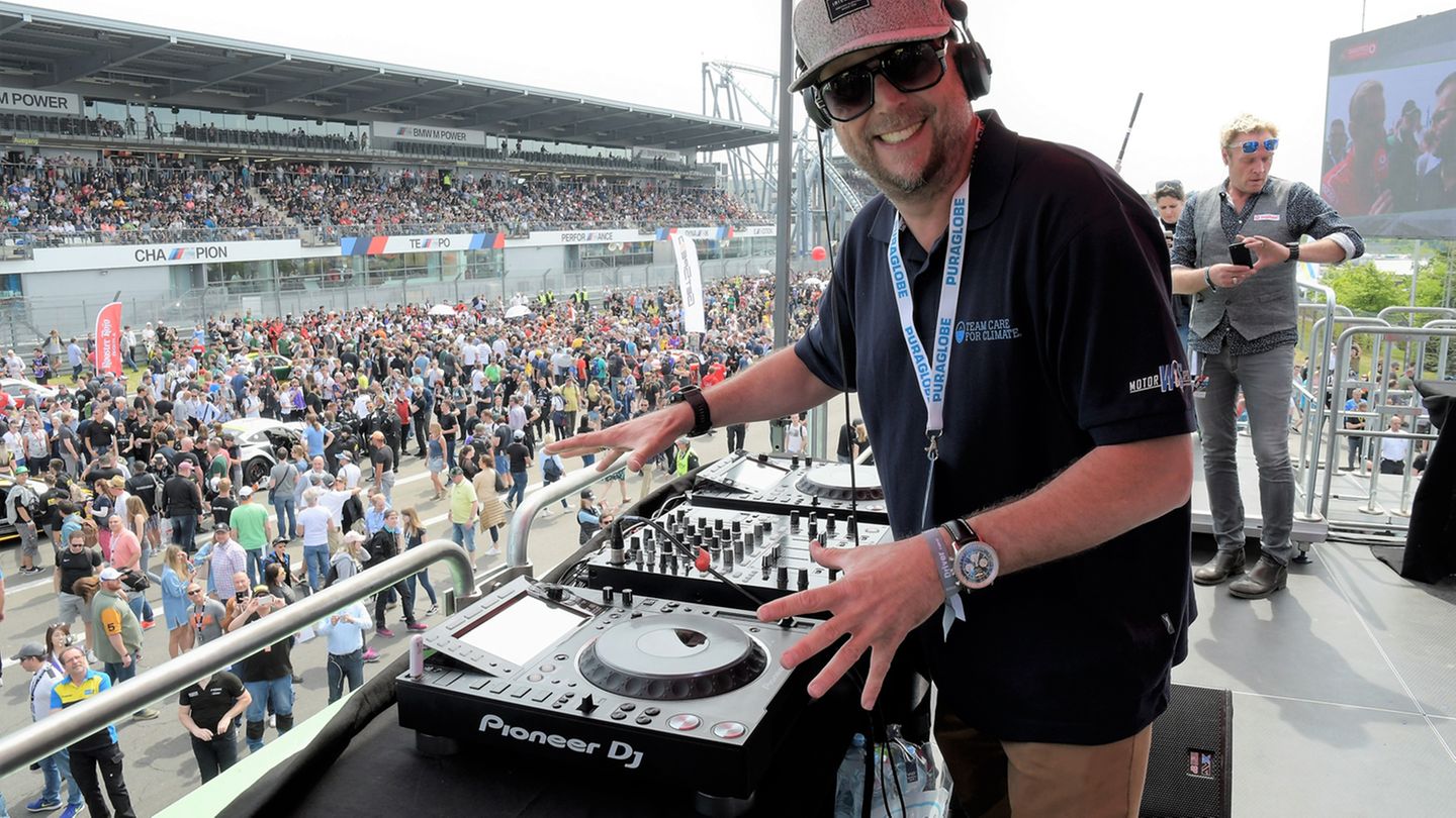 DJ- Smudo von den Fantastischen Vier legt vor dem Start lautstark auf