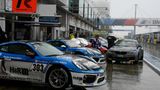 Wetterchaos am Nürburgring. Das Rennen wurde wegen Starkregen und Nebel  unterbrochen. Alle Fahrzeuge mussten in die Boxen.
