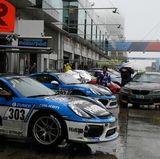 Wetterchaos am Nürburgring. Das Rennen wurde wegen Starkregen und Nebel  unterbrochen. Alle Fahrzeuge mussten in die Boxen.