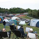 Zaungäste direkt an der Strecke am Hatzenbach.