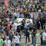 Rennen hautnah: Vor dem Start dürfen die Zuschauer in der Startaufstellung die Wagen begutachten