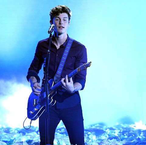 Shawn Mendes mit Gitarre bei einem Auftritt