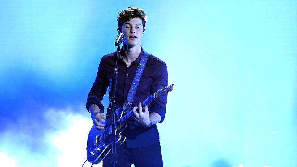 Shawn Mendes mit Gitarre bei einem Auftritt
