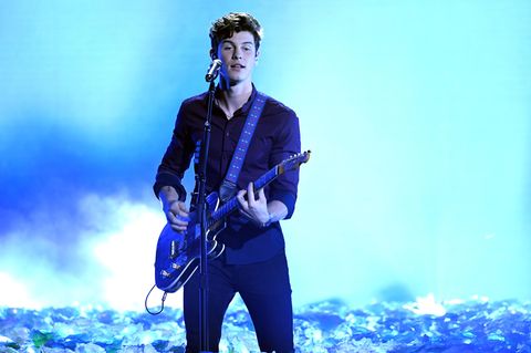 Shawn Mendes mit Gitarre bei einem Auftritt
