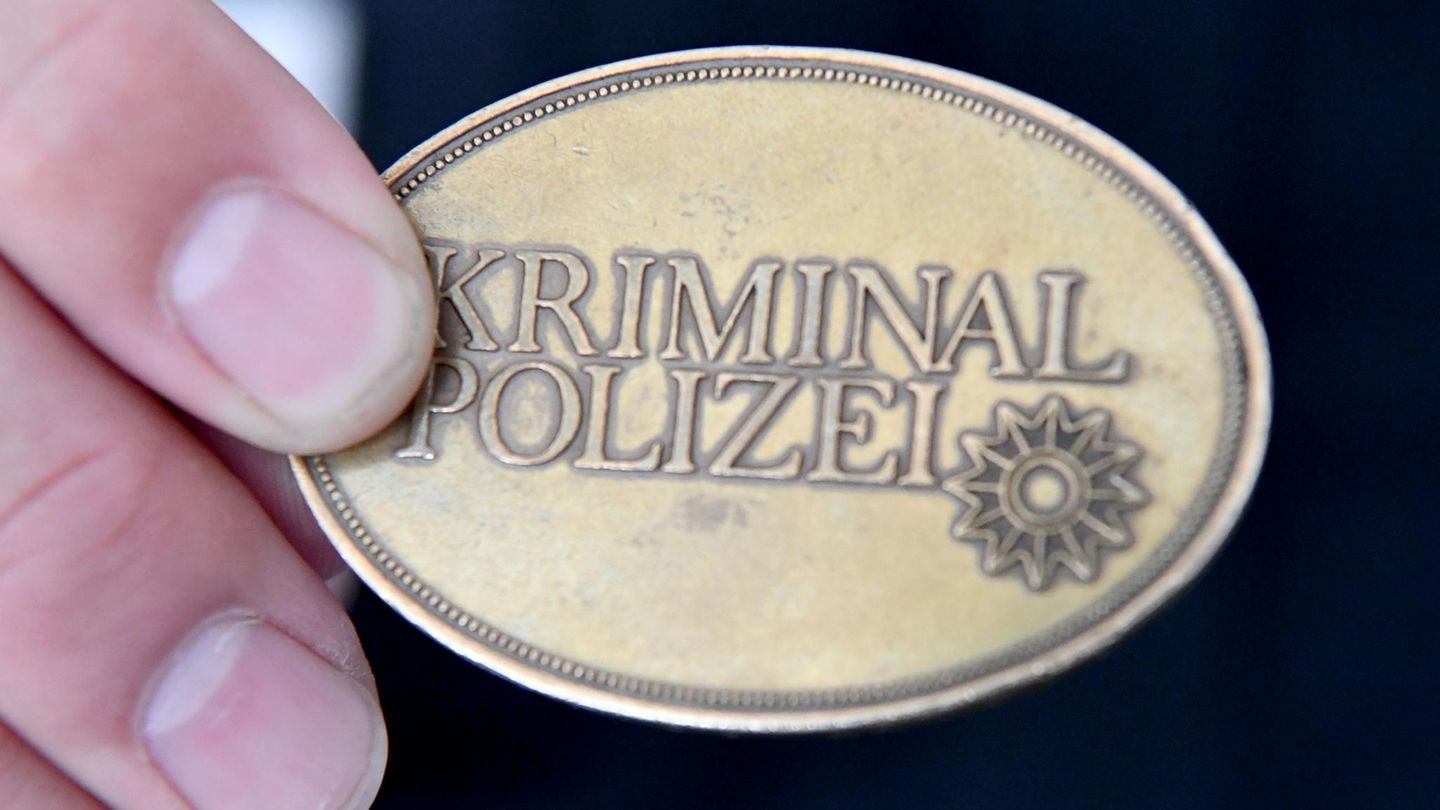 Eine Dienstmarke der Kriminalpolizei (Symbolbild)
