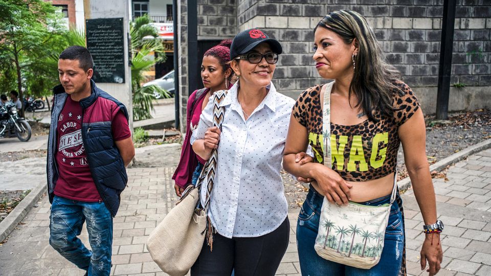 Kolumbien: Francy Orrego (2. v. r.) war die mächtigste Frau der Guerilla und wollte Abgeordnete werden. Ein vergebliches Unterfangen Francy Orrego (2. v. r.) war die mächtigste Frau der Guerilla und wollte Abgeordnete werden. Ein vergebliches Unterfangen