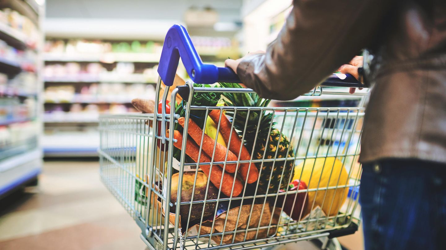 Tipp 3: Nicht hungrig einkaufen gehen!  Wer schon einmal mit knurrendem Magen einkaufen war, kennt das Phänomen: Schnell landen Tiefkühl-Pizza, Chips und Schokolade im Einkaufswagen. An der Kasse muss dann ordentlich draufgezahlt werden. 