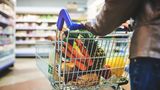 Tipp 3: Nicht hungrig einkaufen gehen!  Wer schon einmal mit knurrendem Magen einkaufen war, kennt das Phänomen: Schnell landen Tiefkühl-Pizza, Chips und Schokolade im Einkaufswagen. An der Kasse muss dann ordentlich draufgezahlt werden. 