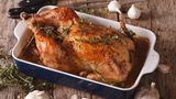 Tipp 2: Hühnchen im Ganzen kaufen  Bei Hühnchen ist der Verbraucher wählerisch: Am besten schmecken ihm die Schenkel oder die Brust. Wer nur die besten Stücke vom Hühnchen kauft, zahlt aber drauf. Besser und günstiger: Das Fleisch am Stück kaufen.