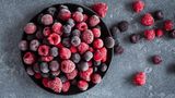 Tipp 1: Bei Gefrorenem zugreifen!  Gefrorenes Obst, Beeren und Gemüse sind besser als ihr Ruf. Sie sind gewaschen, küchenfertig zerkleinert und sparen beim Kochen eine Menge Zeit.     Frisches Gemüse muss oft einen langen Weg vom Feld auf unseren Küchentisch zurücklegen - darunter leiden Vitamine und Nährstoffe. In gefrorenen Lebensmitteln halten sich die wichtigen Inhaltsstoffe dagegen besser und sind sozusagen konserviert. Netter Nebeneffekt: TK-Ware kostet oft nur einen Bruchteil der frischen Ware. Vor allem bei Beeren lässt sich ordentlich sparen. 