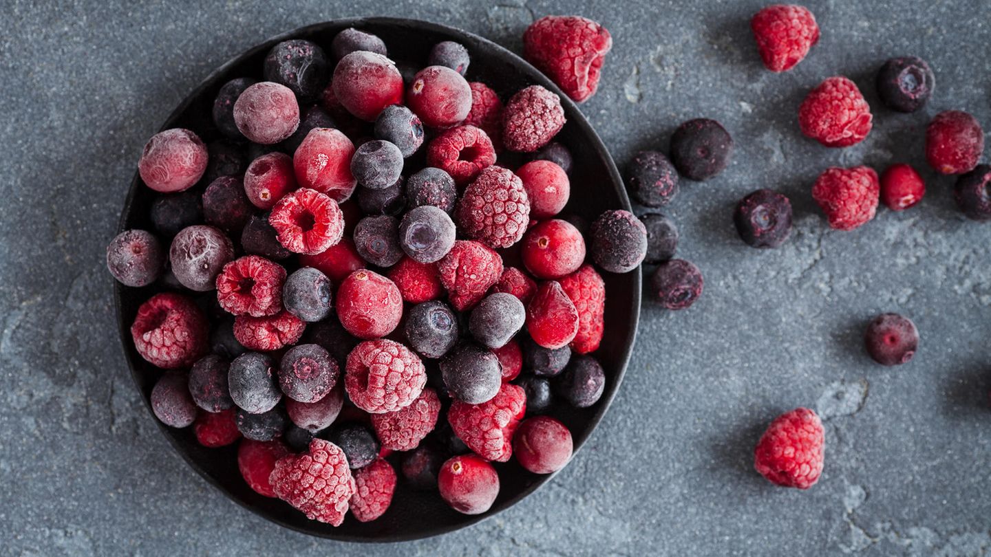 Tipp 1: Bei Gefrorenem zugreifen!  Gefrorenes Obst, Beeren und Gemüse sind besser als ihr Ruf. Sie sind gewaschen, küchenfertig zerkleinert und sparen beim Kochen eine Menge Zeit.     Frisches Gemüse muss oft einen langen Weg vom Feld auf unseren Küchentisch zurücklegen - darunter leiden Vitamine und Nährstoffe. In gefrorenen Lebensmitteln halten sich die wichtigen Inhaltsstoffe dagegen besser und sind sozusagen konserviert. Netter Nebeneffekt: TK-Ware kostet oft nur einen Bruchteil der frischen Ware. Vor allem bei Beeren lässt sich ordentlich sparen. 