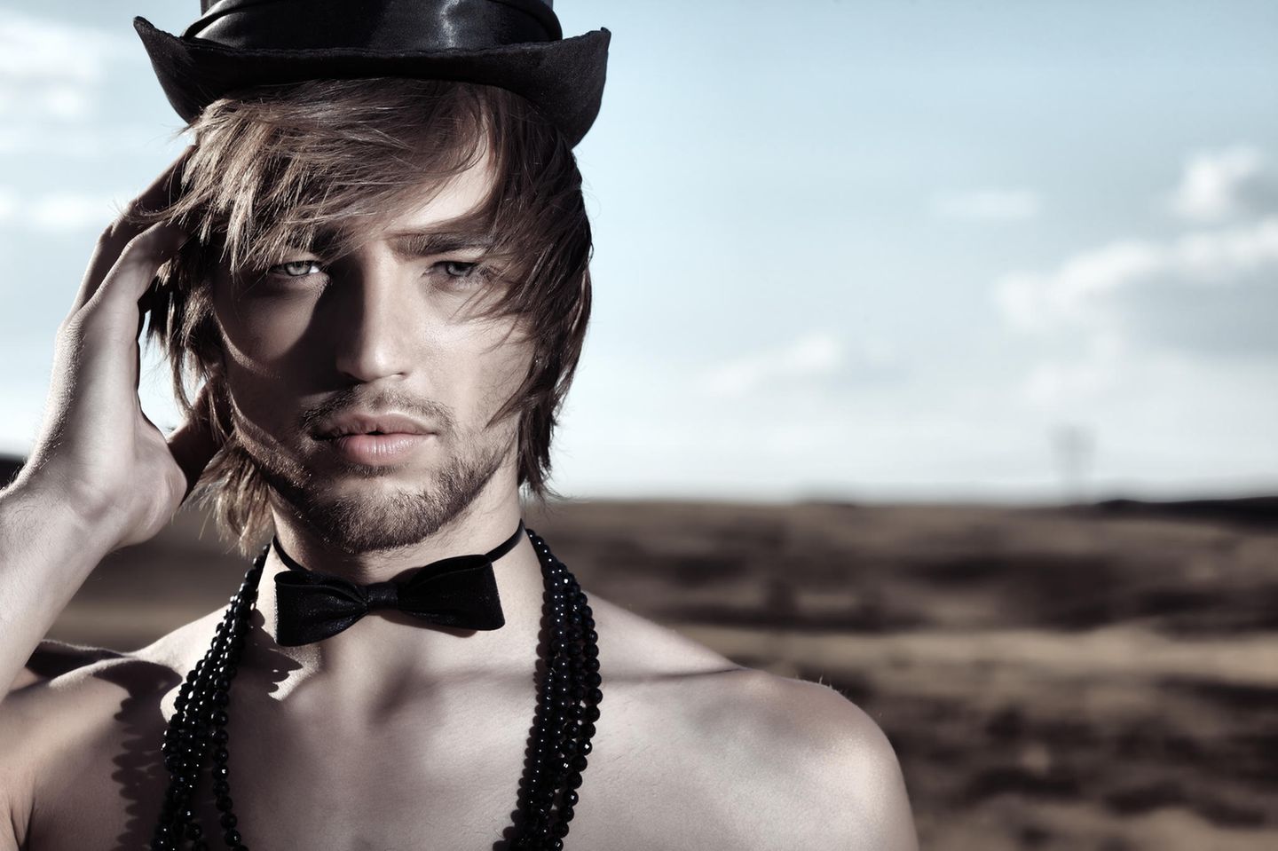 Schau mir in die Augen. Hier steht nicht der Körper, sondern der Blick des Models im Vordergrund. Aber was sollen Hut, Fliege und diese Kette? 