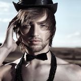 Schau mir in die Augen. Hier steht nicht der Körper, sondern der Blick des Models im Vordergrund. Aber was sollen Hut, Fliege und diese Kette? 