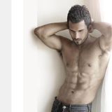 Liebe Damen, seien Sie ehrlich. So sieht es doch jeden Morgen aus, wenn er seine Jeans angezogen hat und sich nochmal am Fenster räkelt. Nein? Dann bleibt dieses Foto zumindest ein schöner Traum.