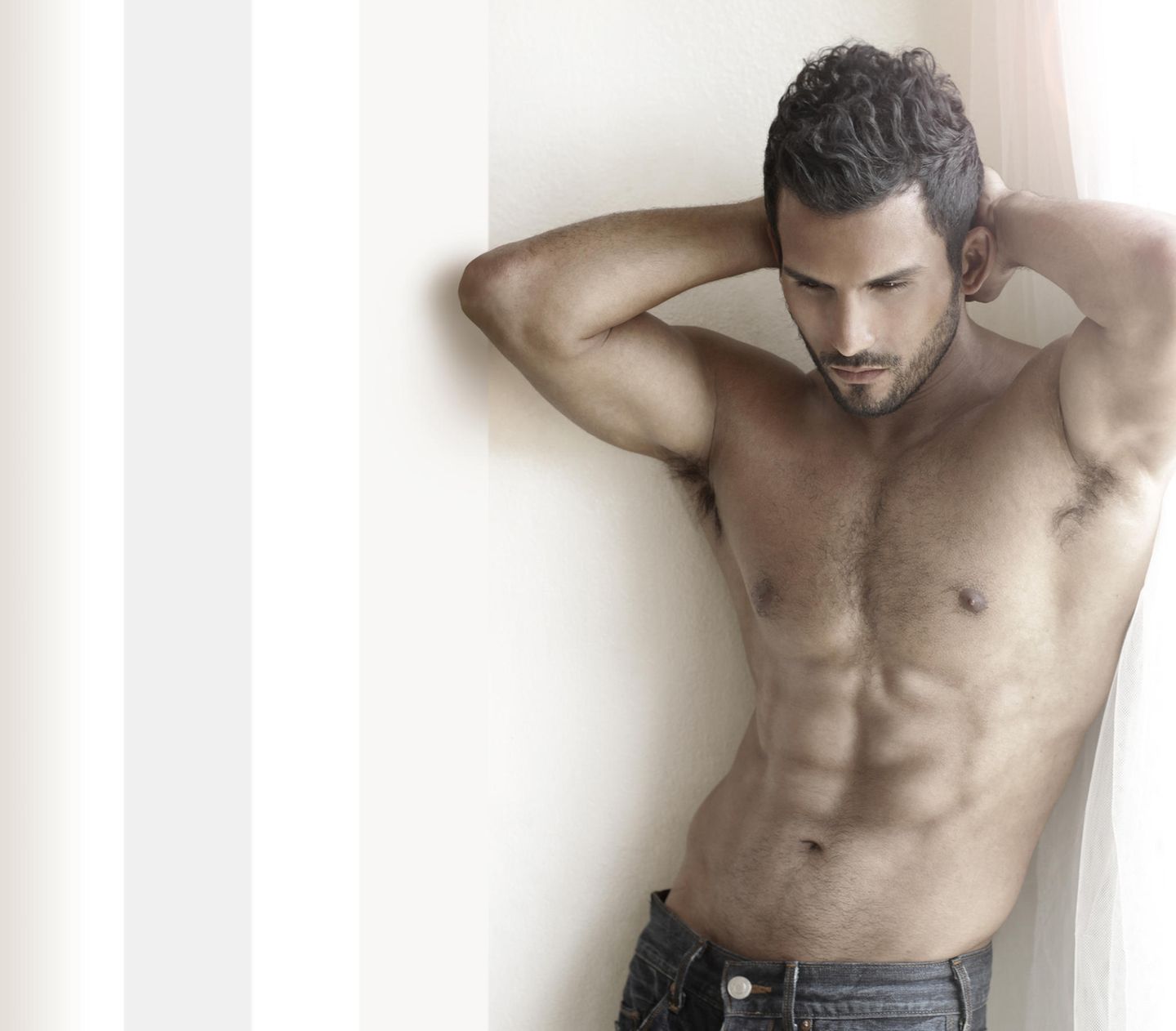 Liebe Damen, seien Sie ehrlich. So sieht es doch jeden Morgen aus, wenn er seine Jeans angezogen hat und sich nochmal am Fenster räkelt. Nein? Dann bleibt dieses Foto zumindest ein schöner Traum.