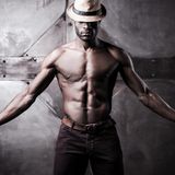 Achten Sie nicht auf den Hut. Achten Sie nicht auf die Brust. Schauen Sie auf die Hände! Viele Körperteile können erotisch sein.