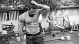 Ein echter Kerl. Muskeln, Tattoos, Bart. Dank des Manbuns geht er aber nicht als Almöhi, sondern als urbaner Hipster durch. Und wie es sich für diese Spezies gehört, arbeitet er sich im Freien an Holz und Stahl ab. Puh!