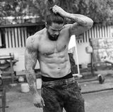 Ein echter Kerl. Muskeln, Tattoos, Bart. Dank des Manbuns geht er aber nicht als Almöhi, sondern als urbaner Hipster durch. Und wie es sich für diese Spezies gehört, arbeitet er sich im Freien an Holz und Stahl ab. Puh!