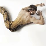 Schlange und Mann. Der Fotograf scheint alle seine Fantasien in diesem Bild ausgelebt zu haben. Nur Erotik mag nicht so recht aufkommen.