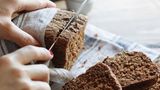 Tipp 4: Brot clever einkaufen und Vorräte einfrieren  Vollkornbrot vom Vortag gibt es bei Bäckereien und in Supermärkten oft zum halben Preis - dabei ist die Qualität unverändert. Zuschlagen lohnt sich in jedem Fall. Brot-Vorräte können auch gut eingefroren werden und schmecken wie frisch, wenn sie vor dem Essen noch für wenige Minuten im Ofen "aufgebacken" werden.