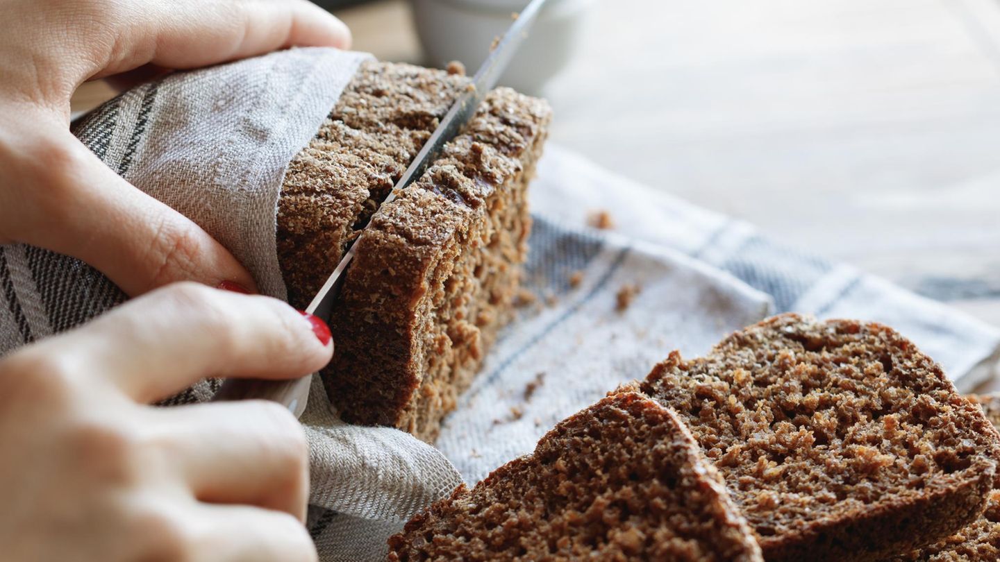 Tipp 4: Brot clever einkaufen und Vorräte einfrieren  Vollkornbrot vom Vortag gibt es bei Bäckereien und in Supermärkten oft zum halben Preis - dabei ist die Qualität unverändert. Zuschlagen lohnt sich in jedem Fall. Brot-Vorräte können auch gut eingefroren werden und schmecken wie frisch, wenn sie vor dem Essen noch für wenige Minuten im Ofen "aufgebacken" werden.