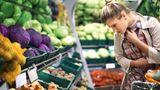 Tipp 5: Eingepacktes vs. loses Obst und Gemüse  In der Obst- und Gemüseabteilung lohnt sich der Blick auf das Etikett. Der Grund: Zwischen losen und abgepackten Waren gibt es oft große Preisunterschiede. Am besten lassen sich die Preise durch die Angabe Euro pro Kilo abgleichen. Kaufen Sie nur so viele Äpfel, Kartoffeln und Zwiebeln, wie Sie benötigen. Ein vermeintlich günstiger Mega-Pack wird zur Kostenfalle, wenn die Hälfte des Inhalts nach einigen Tagen verschrumpelt, keimt oder vergammelt.