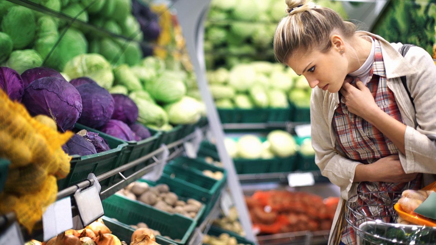 Tipp 5: Eingepacktes vs. loses Obst und Gemüse  In der Obst- und Gemüseabteilung lohnt sich der Blick auf das Etikett. Der Grund: Zwischen losen und abgepackten Waren gibt es oft große Preisunterschiede. Am besten lassen sich die Preise durch die Angabe Euro pro Kilo abgleichen. Kaufen Sie nur so viele Äpfel, Kartoffeln und Zwiebeln, wie Sie benötigen. Ein vermeintlich günstiger Mega-Pack wird zur Kostenfalle, wenn die Hälfte des Inhalts nach einigen Tagen verschrumpelt, keimt oder vergammelt.