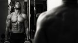 Ein Schwarz-Weiß-Porträt aus dem Fitnessstudio. Diese Art von Foto findet sich bei so manchem Großstadthelden im Tinderprofil. Immerhin ist dieses Bild kein Fake. Der Typ hat wirklich einen Sixpack.