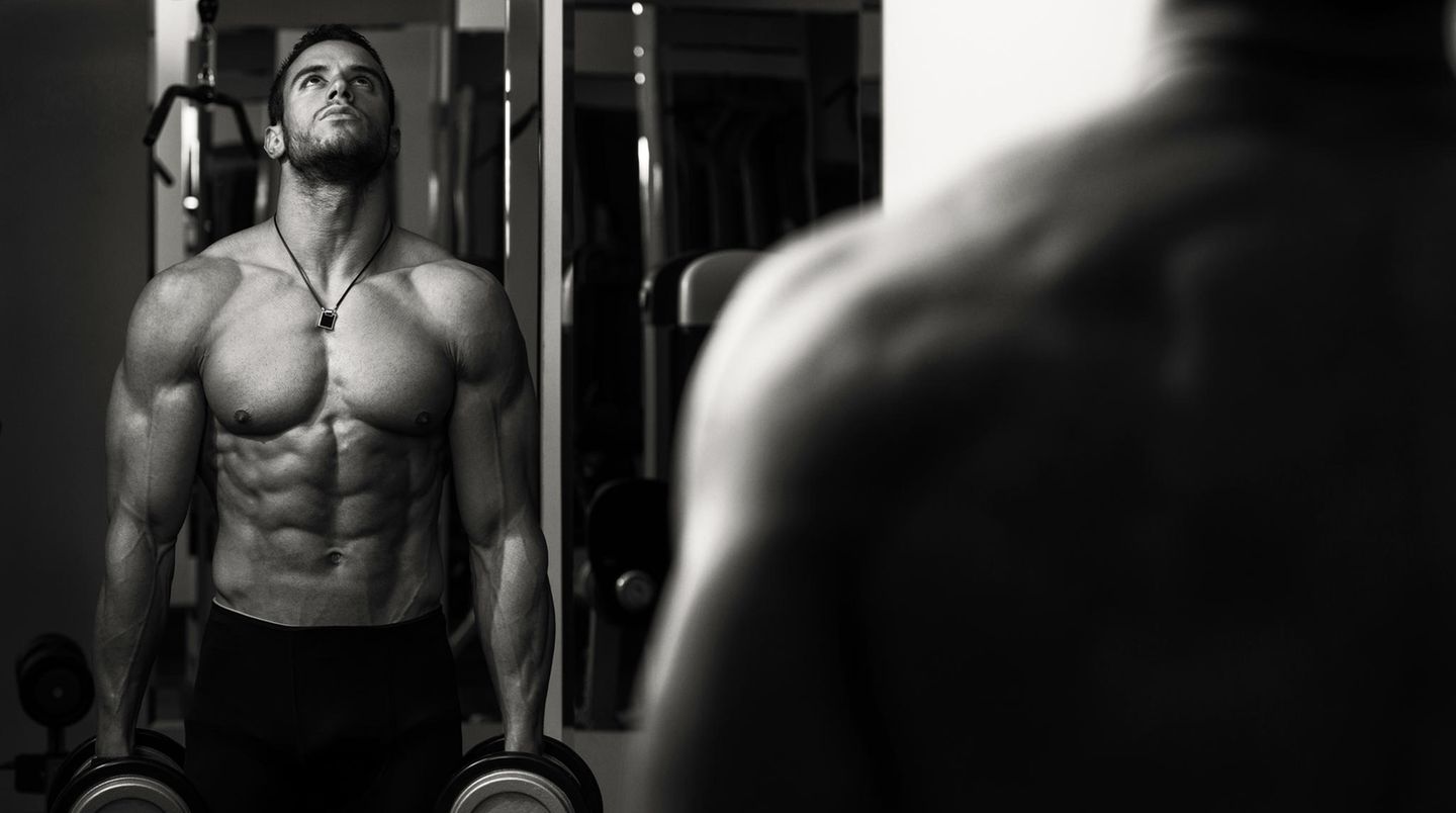 Ein Schwarz-Weiß-Porträt aus dem Fitnessstudio. Diese Art von Foto findet sich bei so manchem Großstadthelden im Tinderprofil. Immerhin ist dieses Bild kein Fake. Der Typ hat wirklich einen Sixpack.