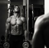 Ein Schwarz-Weiß-Porträt aus dem Fitnessstudio. Diese Art von Foto findet sich bei so manchem Großstadthelden im Tinderprofil. Immerhin ist dieses Bild kein Fake. Der Typ hat wirklich einen Sixpack.