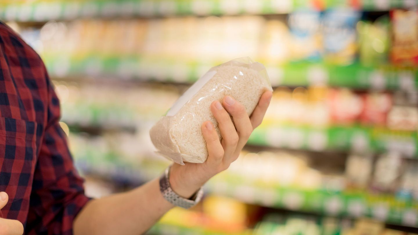 Tipp 9: No-Name-Produkt vs. Marke  Bei Produkten, die aus einer Zutat bestehen - Mehl, Reis, Butter, Zucker - existieren zwischen No-Name-Produkt und Marke oft keine feststellbaren Qualitätsunterschiede. Der einzige Unterschied? Der Preis.