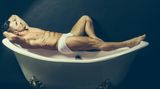 Ein Prachtkerl für die Wanne. Aber warum hat er seinen Slip noch an? Diese und andere Männerakte finden sich in den Datenbanken großer Fotoagenturen. Die Suchworte nackt, Mann und Wanne genügen.