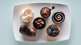Tipp 10: Teuren Süßkram meiden  Ja, Schokolade, Kuchen und fertige Desserts sind lecker, und müssen ab und an einfach mal sein. Das wissen auch die Hersteller und verlangen für Pralinen und Co. oft auch saftige Preise. Ab und an zugreifen ist natürlich okay - wer aber täglich Lust auf etwas Süßes hat, ist mit frischem Joghurt, Beeren, Honig und Obst besser beraten - gesundheitlich wie finanziell.