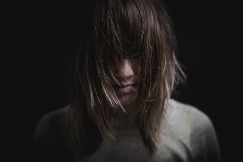 Ein Frau, die voller Trauer ist