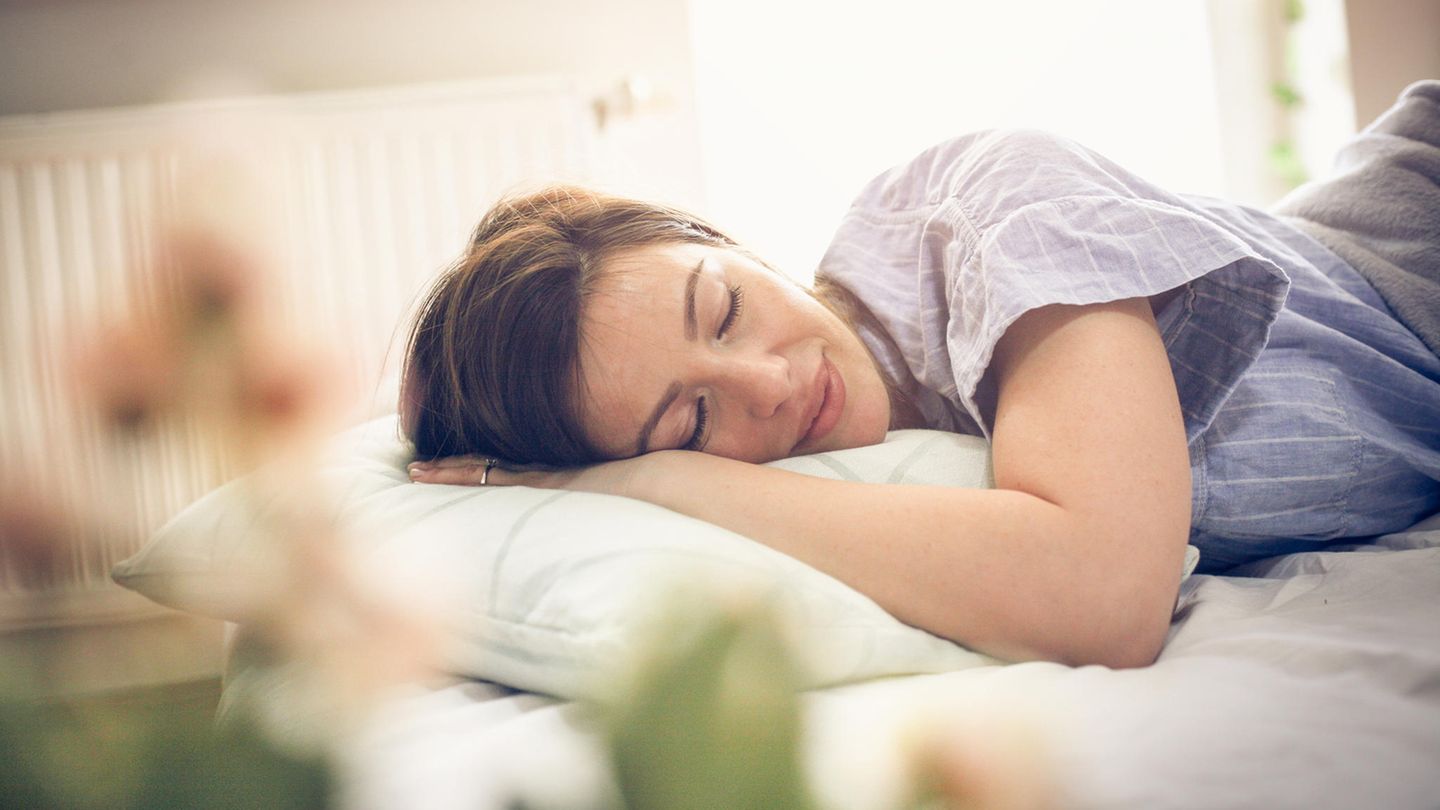 Eine Frau liegt in einem Bett und schläft