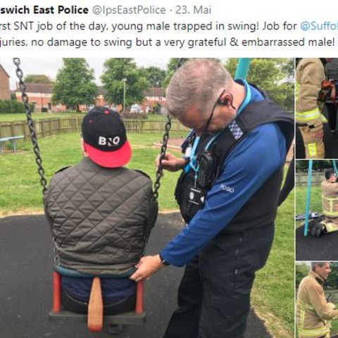 Mann (20) steckt in Kinderschaukel fest - Feuerwehr rückt an