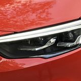 Das LED-Licht leuchtet die Fahrbahn gut aus