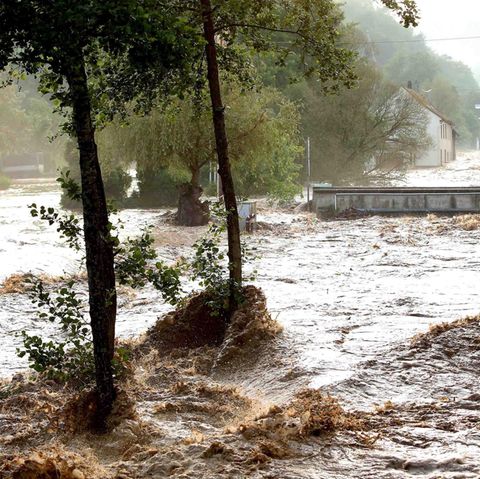 Nach heftigen Regenfällen waren die Straßen in Fischbach nach Polizeiangaben teilweise meterhoch überflutet