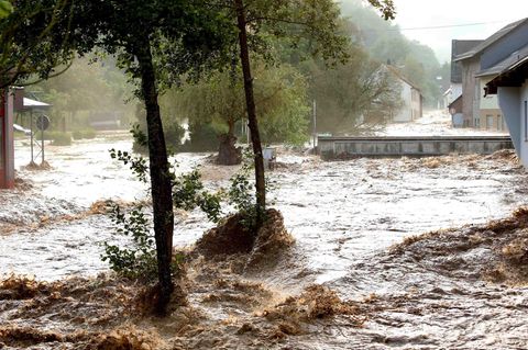 Nach heftigen Regenfällen waren die Straßen in Fischbach nach Polizeiangaben teilweise meterhoch überflutet