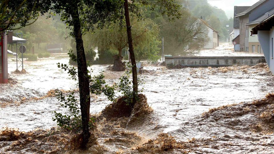 Nach heftigen Regenfällen waren die Straßen in Fischbach nach Polizeiangaben teilweise meterhoch überflutet