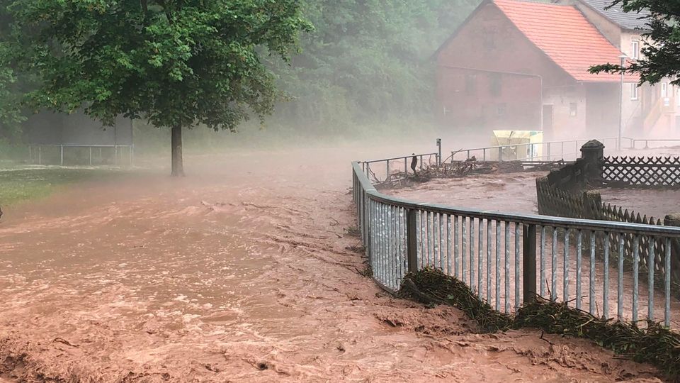 Im hessischen Hetzerode ist ein Bach über die Ufer getreten Im hessischen Hetzerode ist ein Bach über die Ufer getreten
