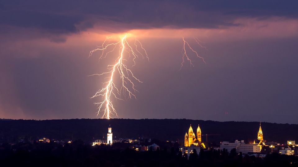 Westen und Südwesten: Blitze entladen sich während eines Gewitters hinter der Stadt Bad Homburg in Hessen Blitze entladen sich während eines Gewitters hinter der Stadt Bad Homburg in Hessen