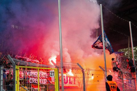 Waldhof Mannheim - Massive Pyrotechnik auf der Tribüne