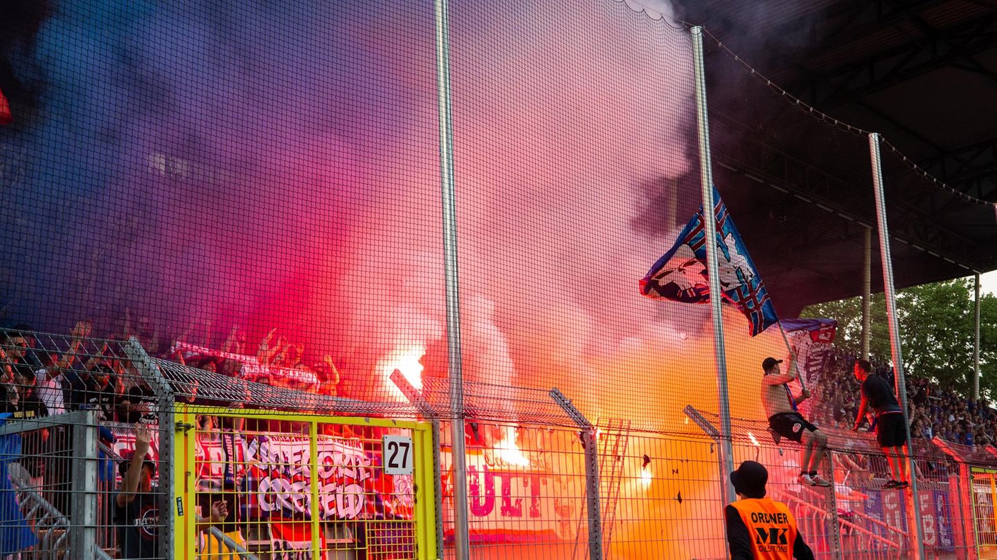 Waldhof Mannheim - Massive Pyrotechnik auf der Tribüne