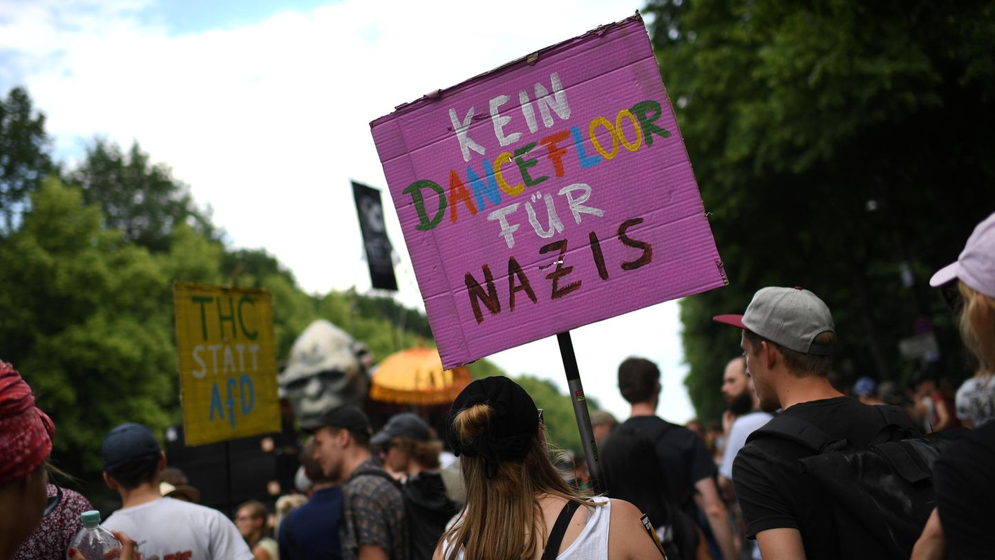 AfD: "Is doch ekelhAfD" - die besten Schilder der Gegendemo in Berlin