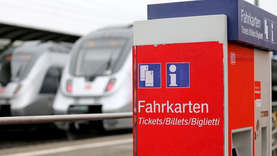 Mit Fahrkarten zum Super-Sparpreis ab 19,90 Euro will die Bahn im Fernverkehr mehr Kunden gewinnen.