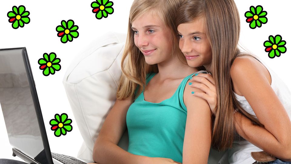 Zwei junge Mädchen sitzen vor einem Laptop, um sie herum ICQ-Logos